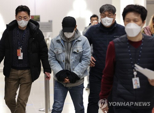 라임자산운용(라임) 사건의 핵심 인물로 꼽히는 김영홍 메트로폴리탄 회장(도피 중)의 측근 정모씨가 해외에서 검거돼 지난 1월 22일 오후 인천국제공항 1터미널을 통해 송환되는 모습. 연합뉴스